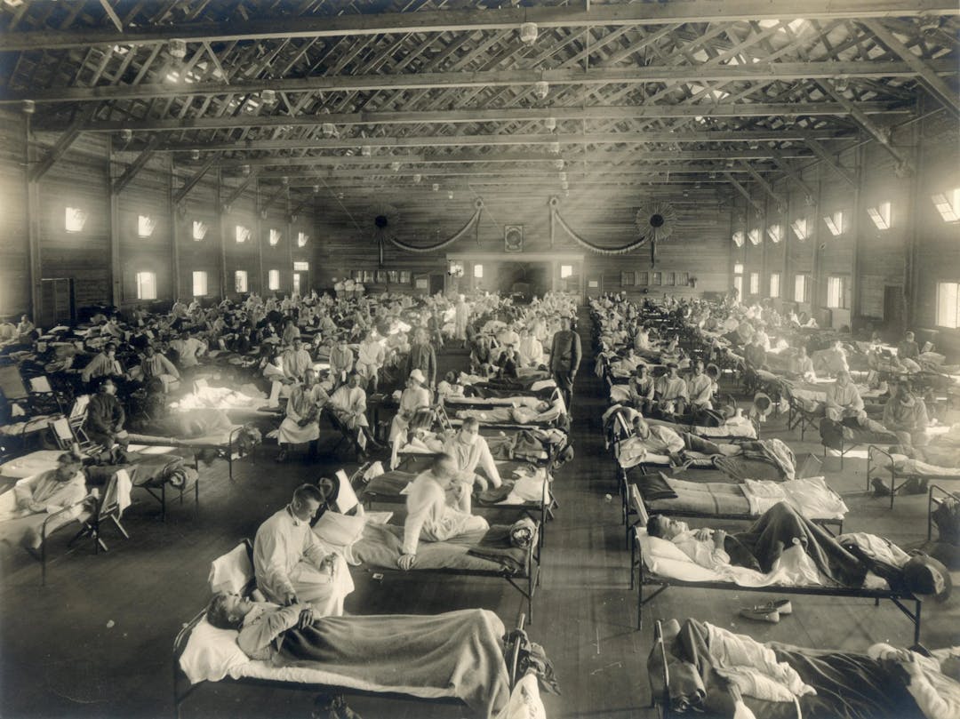 O secție a spitalului din Camp Funston pentru soldații cu gripă spaniolă