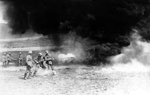 Soldați germani folosind aruncătorul de flăcări