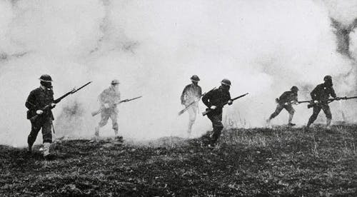 Soldați, folosind măști de gaze, atacând poziția inamică