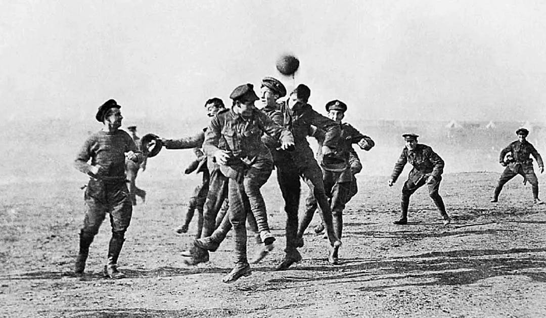 Soldați ai Antantei și ai Puterilor Centrale jucând fotbal pe perioada armistițiului