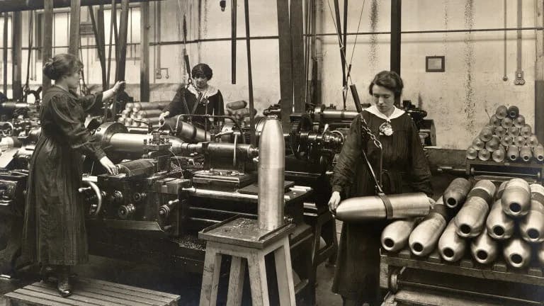 Femei lucrând într-o fabrică de armament