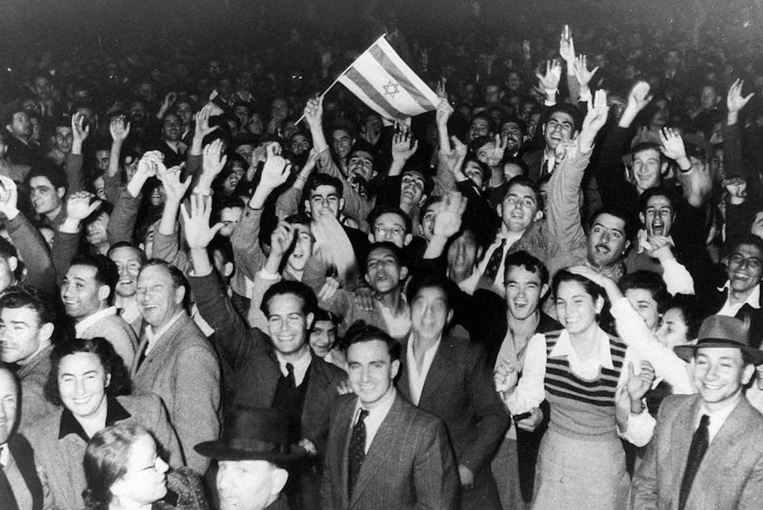 Oamenii sărbătorind la Tel Aviv, pe 29 noiembrie 1947, decizia ONU de a crea un stat evreu