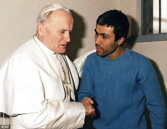 Papa întâlnindu-se în închisoare cu Mehmet Ali Agca