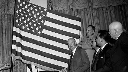 Președintele Dwight Eisenhower alături de noul steag