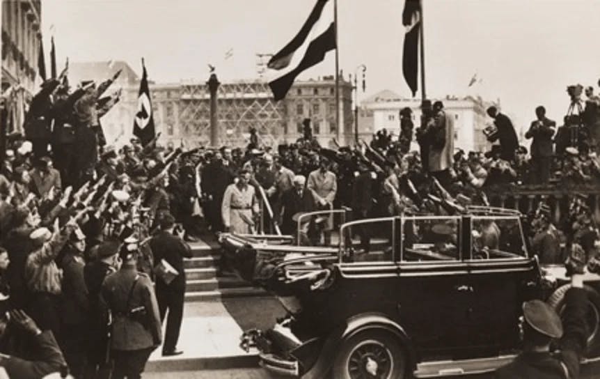 Paul von Hindenburg și Adolf Hitler la mitingul de 1 mai 1933 din Berlin
