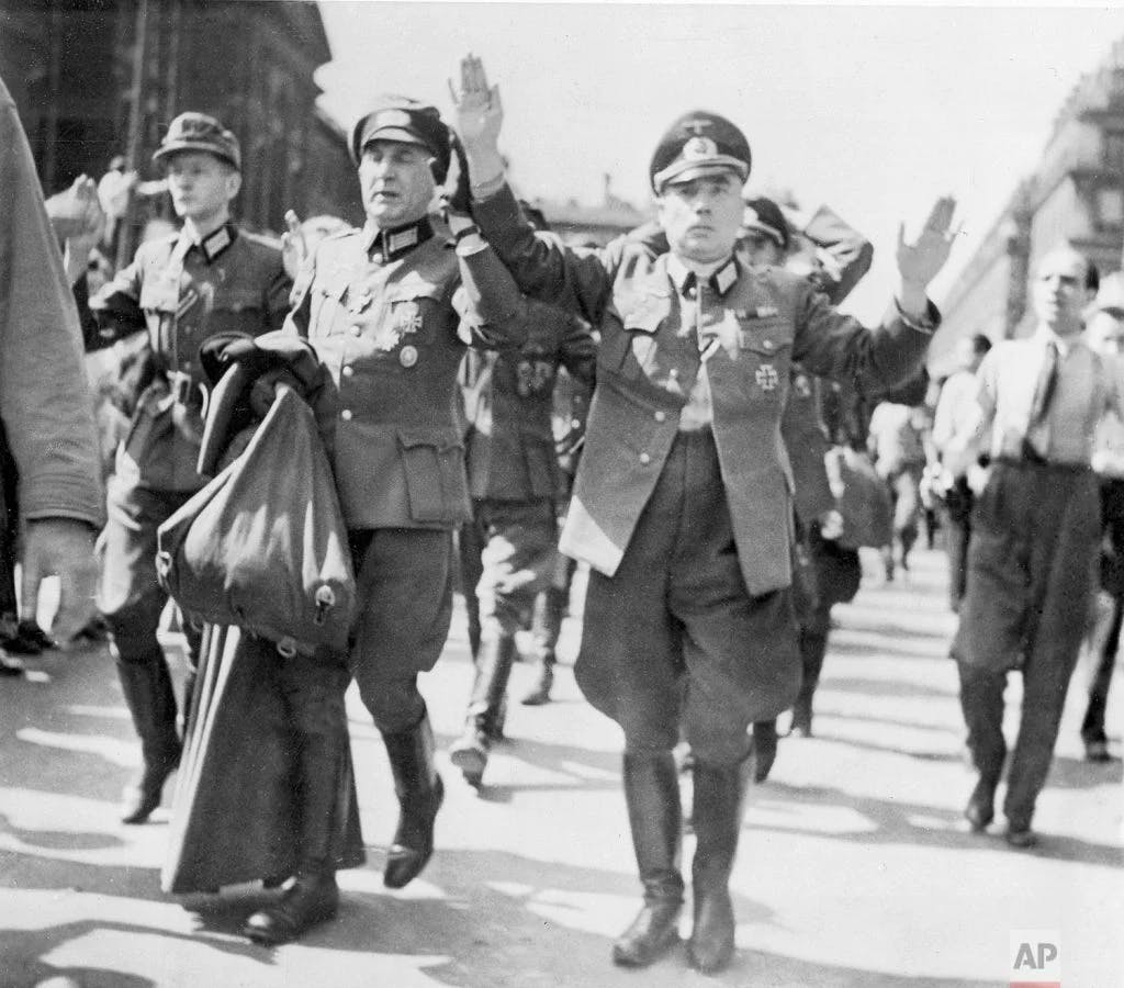 Înalți ofițeri germani, capturați de forțele franceze la Paris, sunt purtați pe străzile capitalei franceze