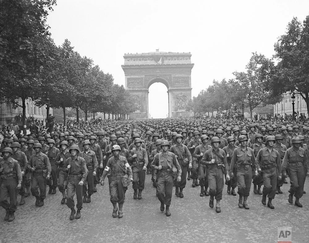Soldații americani ai Diviziei a 28-a de infanterie din Pennsylvania mărșăluiesc de-a lungul Champs Elysees, pe 29 august 1944, la patru zile după eliberarea Parisului