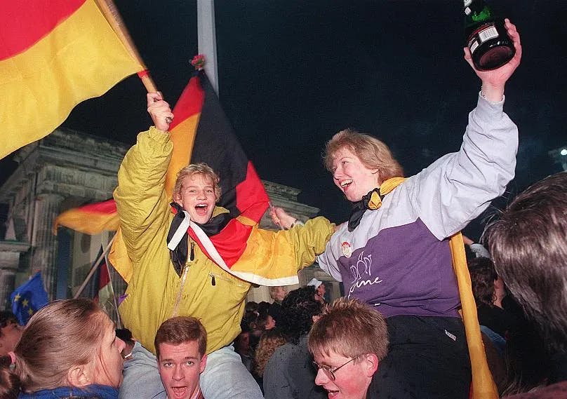 Tineri celebrând unificarea Germaniei(3 octombrie, 1990)