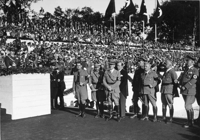 Hitleri și alți deminari la manifestația partidului nazist(Nuremberg, 1935)