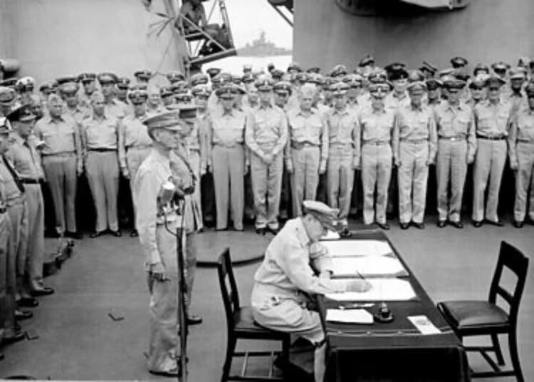Generalul Douglas MacArthur semnând actul capitulării din partea SUA