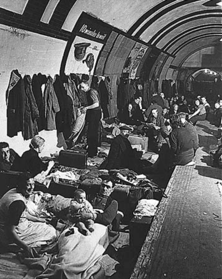 Londonezii ascunzându-se de bombardamentele germane în adăposturile aeriene