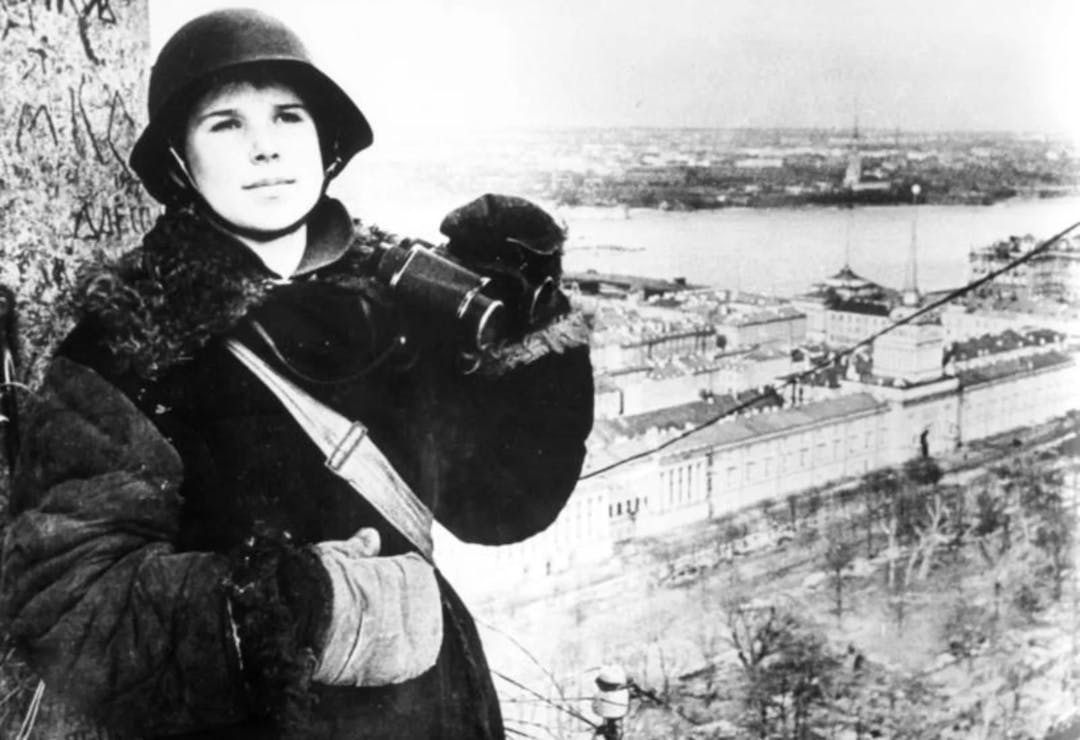 Un copil contribuind la apărarea Leningradului