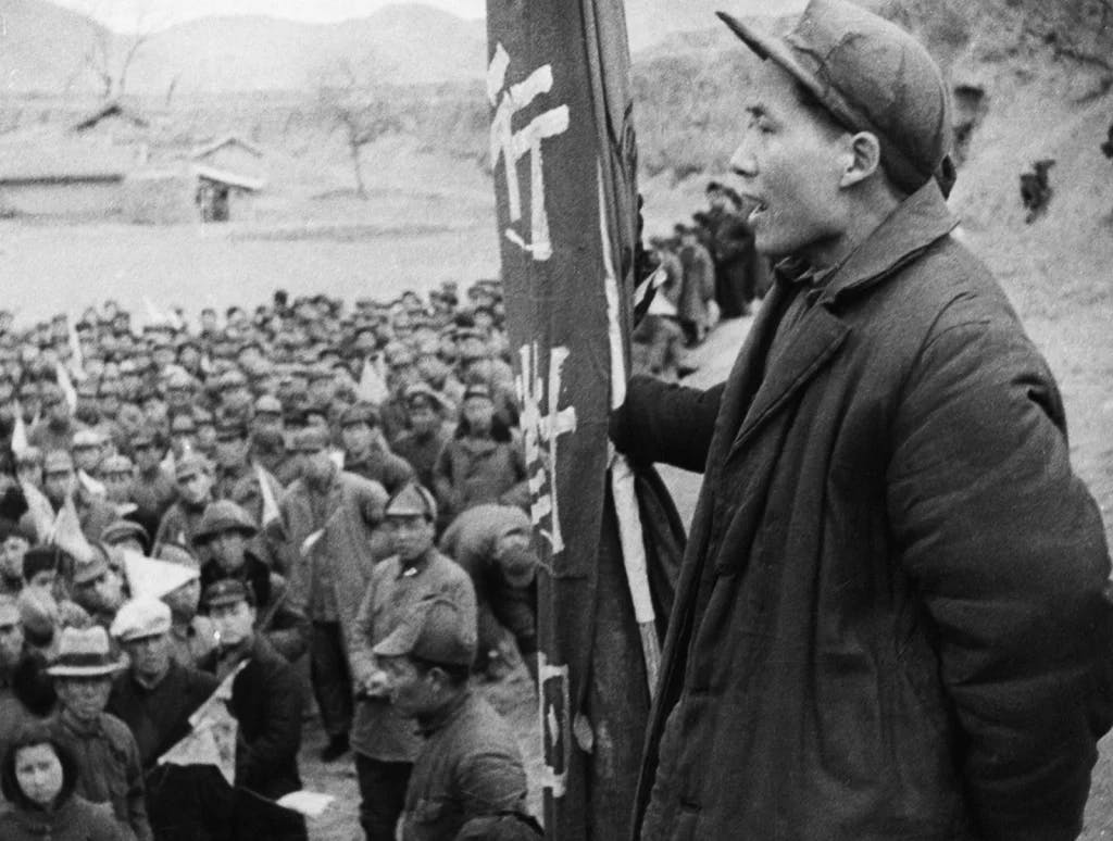 Mao adresându-se susținătorilor săi