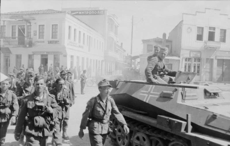 Trupele germane intrând în Atena