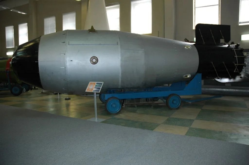 O variantă a Bombei Țarului expusă la muzeul atomic din Sarov