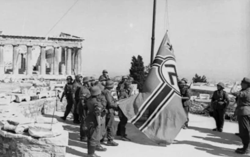 Cei 2 tineri care au furat steagul nazist de pe Acropole