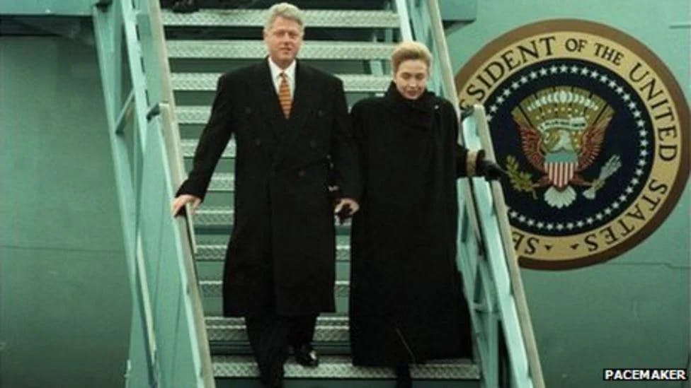 Președintele Bill Clinton și Prima Doamnă Hillary Clinton pe Aeroportul Internațional Belfast(Irlanda), 1995