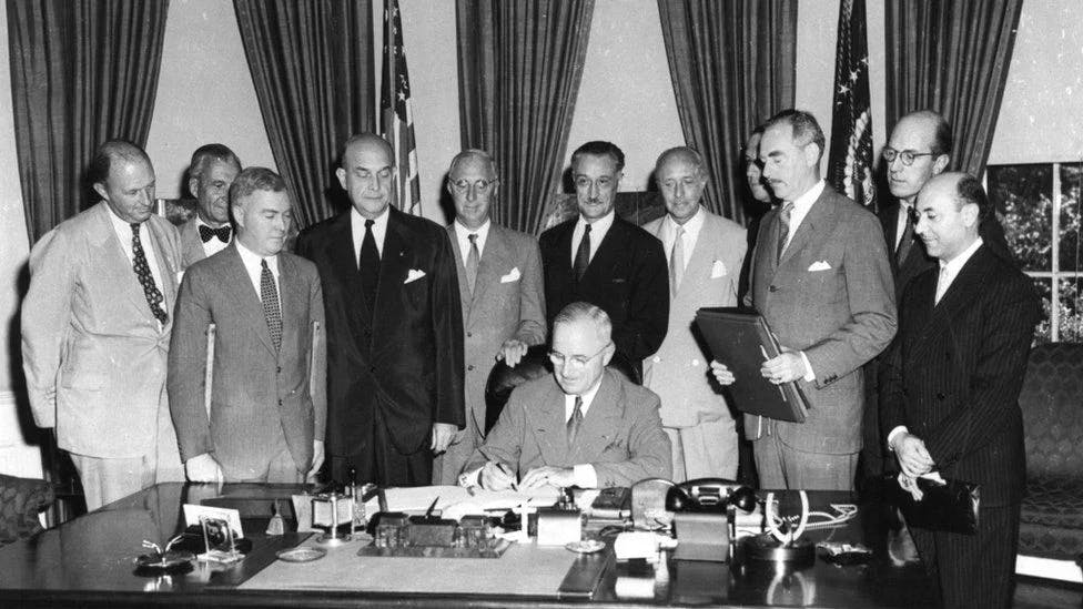 Președintele SUA, Harry Truman, semnând formarea NATO(1949)