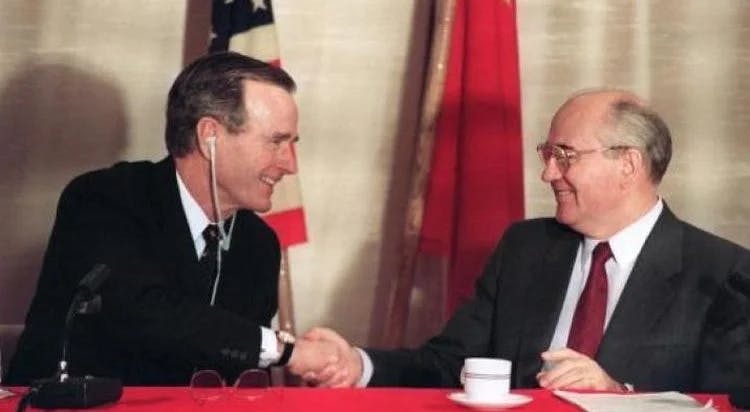 Bush şi Gorbaciov în timpul summit-ului de la Malta