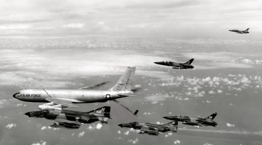 Cea de-a 388-a echipă de vânători-TFW SAM, realimentând în drum spre Vietnamul de Nord (octombrie 1972)
