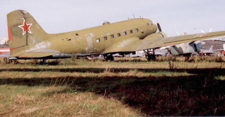 Un avion Li-2 similar cu cel implicat în accident